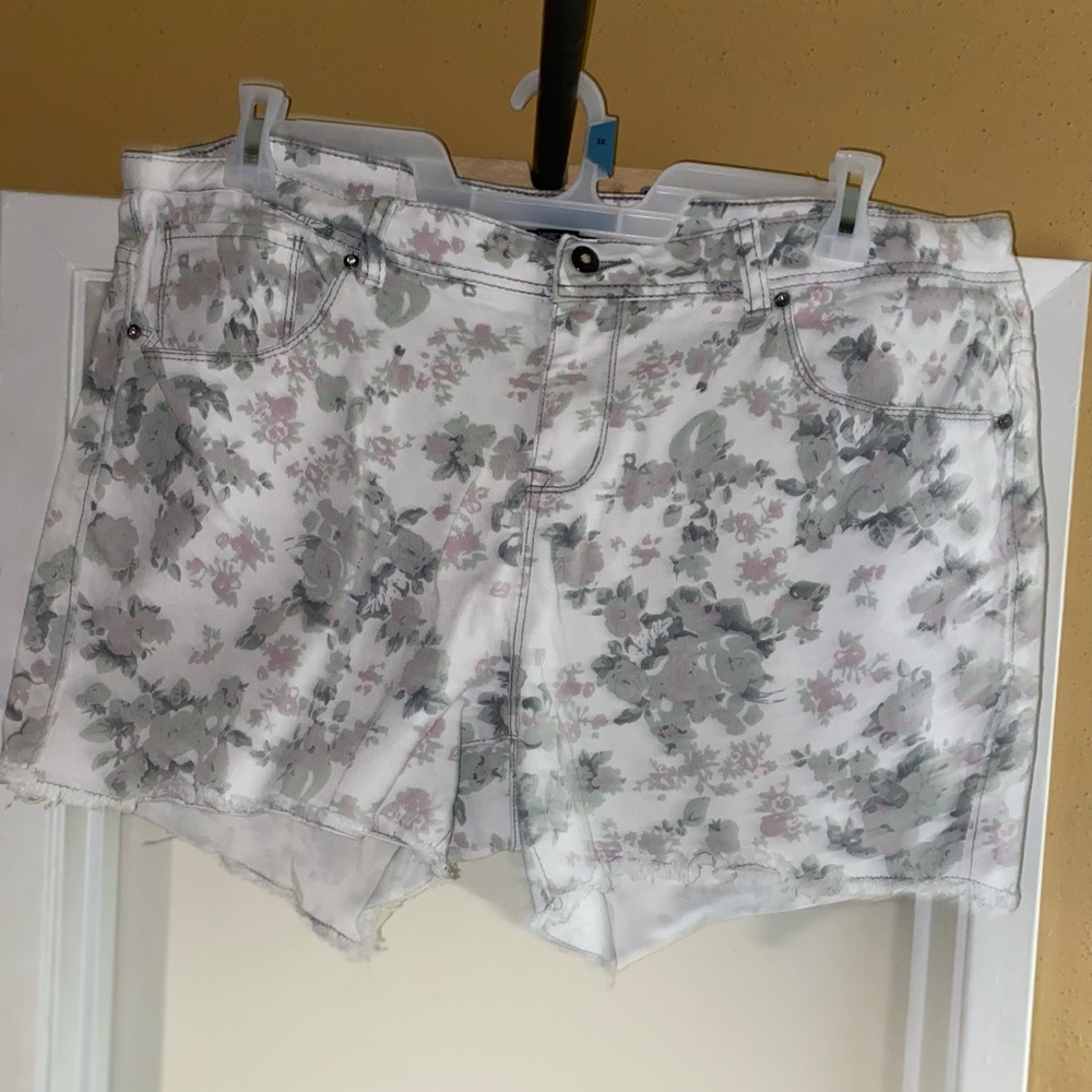 White floral print jean cutoff shorts size 22